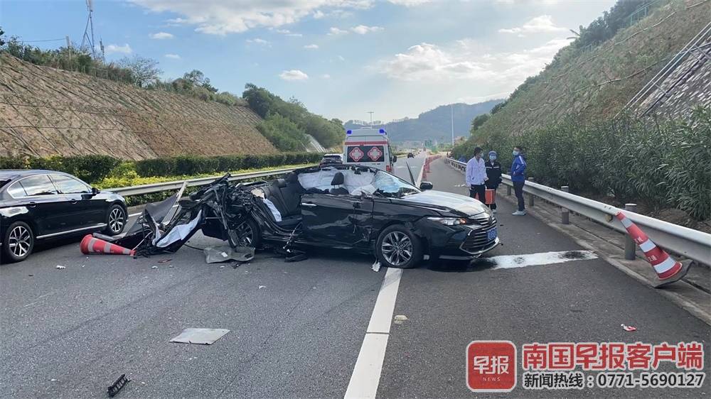 返程途中,在厦沙高速公路上遇到一起车祸,一辆黑色小车与在公路施工的