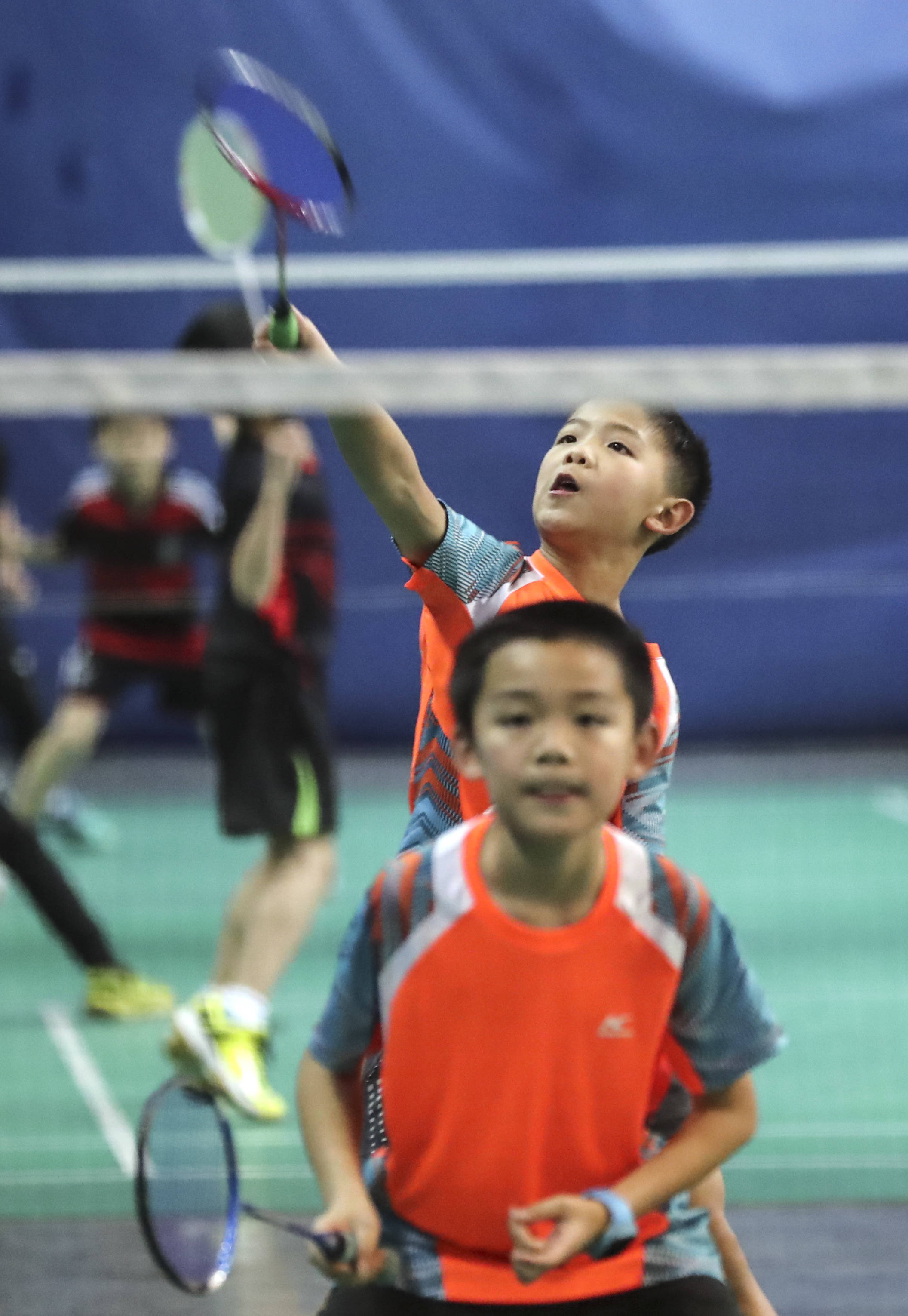 全国U系列羽球赛激战南宁