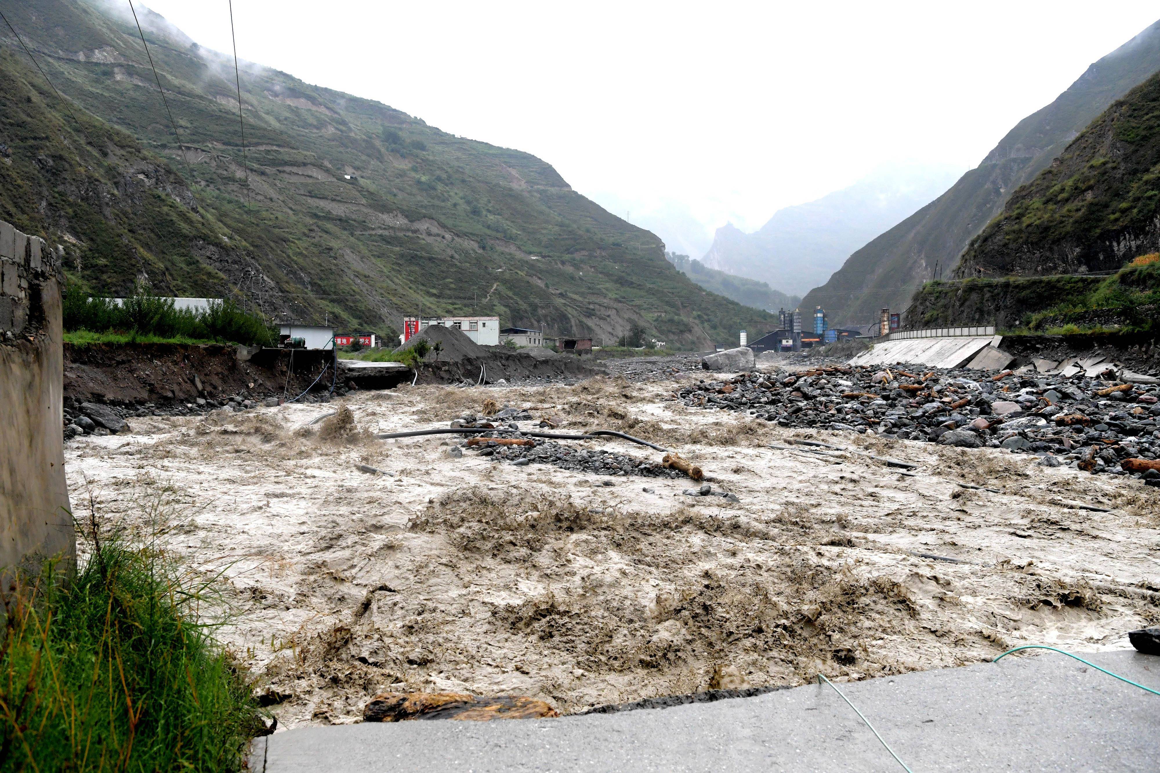 亲历汶川地震救灾摄影师公开采访手记，大量灾区照片首曝