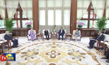 习近平夫妇会见柬埔寨国王西哈莫尼和太后莫尼列