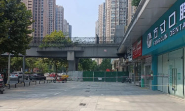 女子被高空坠物砸中身亡，知情人称坠物系水泥块