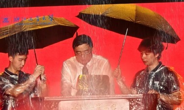 浙工大回应“新生撑伞淋湿校长”