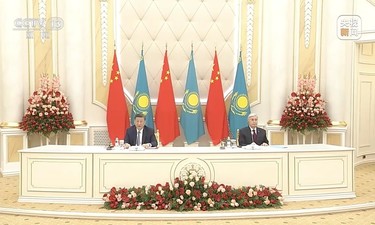 习近平同哈萨克斯坦总统托卡耶夫共见记者