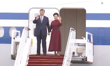 独家视频丨习近平步出舱门 法国总理等法国政府高级代表热情迎接