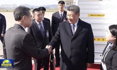 习近平抵达韩国出席亚太经合组织第三十二次领导人非正式会议并对韩国进行国事访问