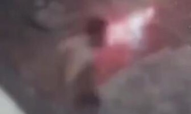 男子持刀入室追砍他人过程中多次滑倒，目击者：还好家人跑得快