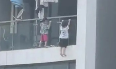 惊魂一幕！贵阳一小区内两幼童爬出13层阳台外，脚悬空做“引体向上”