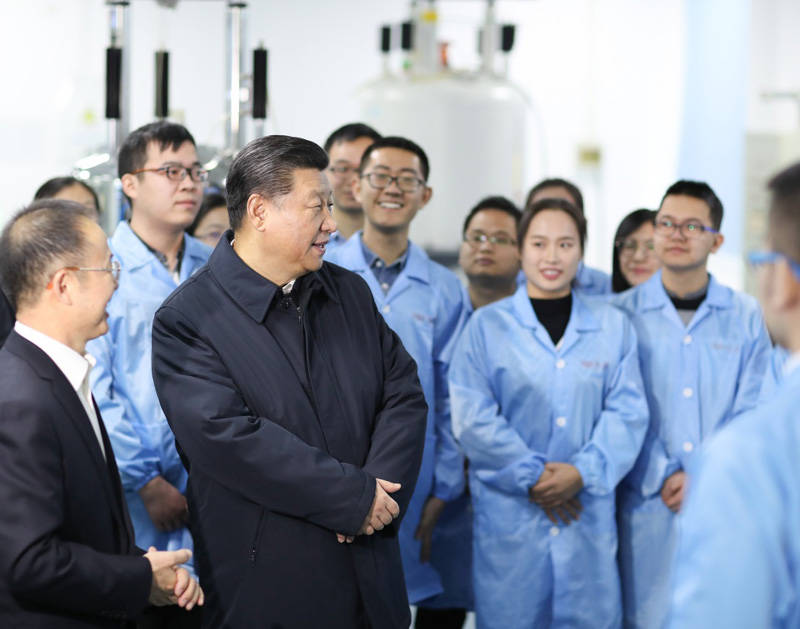 2019年1月17日，习近平总书记在天津南开大学元素有机化学国家重点实验室同师生亲切交流。
