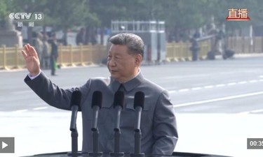 习近平向广场观礼台上的各界代表挥手致意