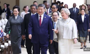 独家视频丨习近平和彭丽媛同出席全球妇女峰会的国际贵宾集体合影