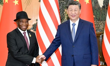 习近平会见利比里亚总统博阿凯