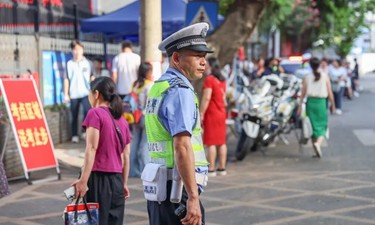 守护高考⑤丨考点外的“定海神针”：一位老民警的第N次护考