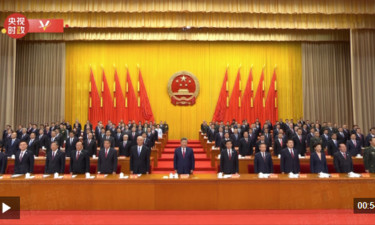独家视频丨全体起立高唱国歌 新疆维吾尔自治区成立70周年庆祝大会隆重举行