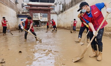 讲台之外，筑起另一道“堤坝”