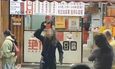 女子替在“绝情臭豆腐”店打工的父亲请假2小时，父亲因此被开除，老板称“一分钟都不行”；当地人社部门：已介入调查核实