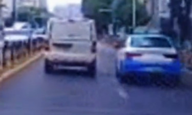 出租车疑开“斗气车”撞破护栏碰撞多车，湖北警方通报