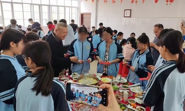 这所学校百余名学子留校过年 校长为学子和老师们送上别样温暖