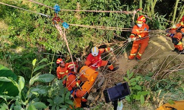 惊险！六旬老人采桑叶掉进40米深山洞