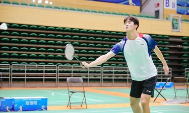 学青会羽毛球测试赛开打，近700名青少年精英挥拍竞技