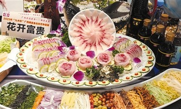 摆盘美不胜收！横县鱼生技艺争霸赛争“香”斗艳