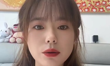给学生戴“小蜜蜂”的老师道歉、离职！她被投诉冤吗？