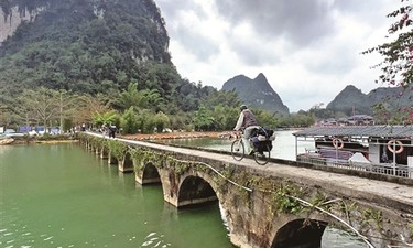 藏族小伙骑行万里逐梦，途经广西分享暖心故事