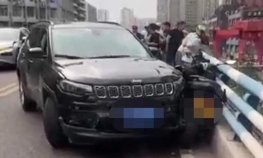 摩托骑手被汽车撞下高架桥，行车记录仪拍下“揪心”一幕