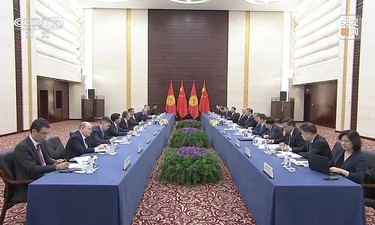 习近平会见吉尔吉斯斯坦总统扎帕罗夫