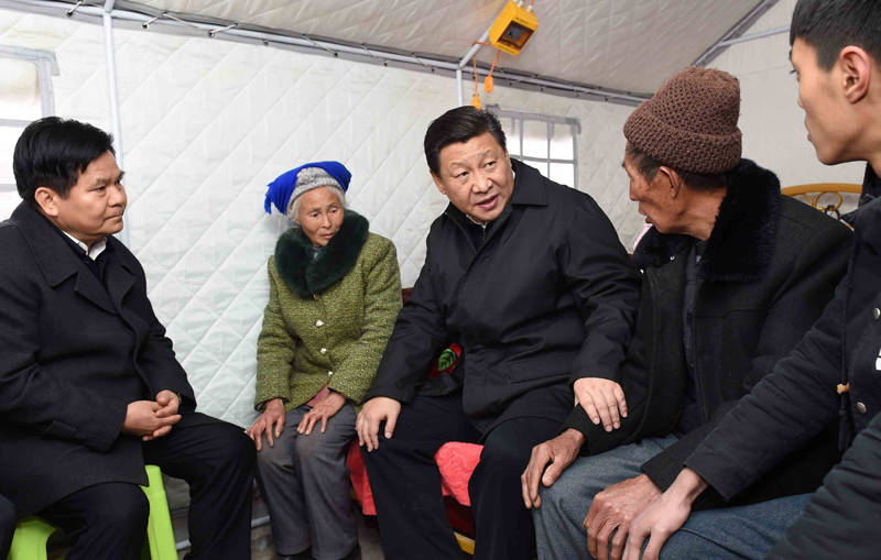 2015年1月19日，習(xí)近平總書記來到云南魯?shù)榭h小寨鎮(zhèn)甘家寨紅旗社區(qū)過渡安置點，看望受災(zāi)群眾甘正芬和她的老伴兒鄒體富。