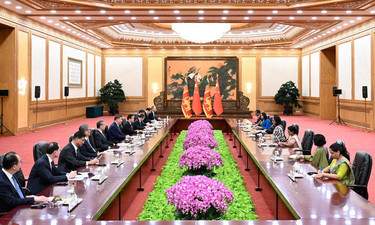 习近平会见斯里兰卡总理阿马拉苏里亚