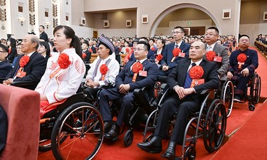 【央视快评】勇敢克服困难挑战 积极追求人生梦想