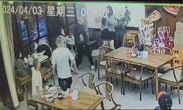 两名女孩被陌生男子搭讪，拒绝陪酒要求后竟遭殴打！警方深夜通报