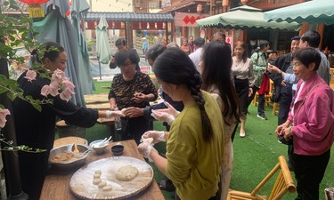 南宁八中举办“情暖金秋 爱在相思”重阳节活动