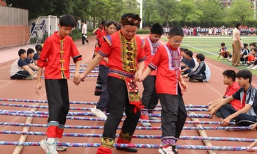 在游戏和美食中增进情谊——南宁市相思湖学校举行“三月三”活动