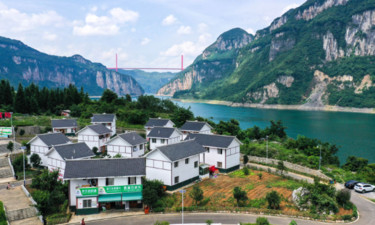 习近平总书记引领中国从脱贫攻坚迈向乡村全面振兴