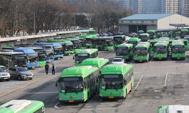 罢工结束，韩国首尔市内公交车恢复运行