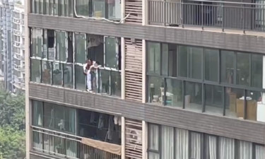 突发！重庆一女子将孩子从高楼扔下，警方称女子系孩子母亲