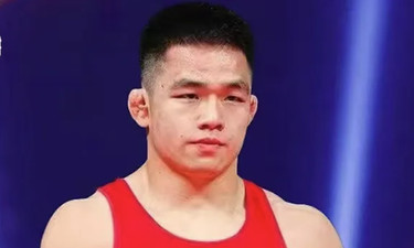 广西摔跤运动员包揽冠亚军！