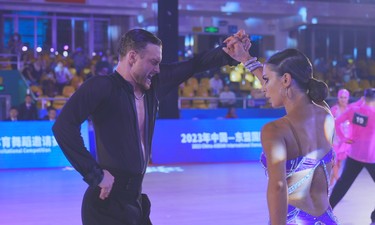 中外选手舞动绿城，体育舞蹈激情开赛