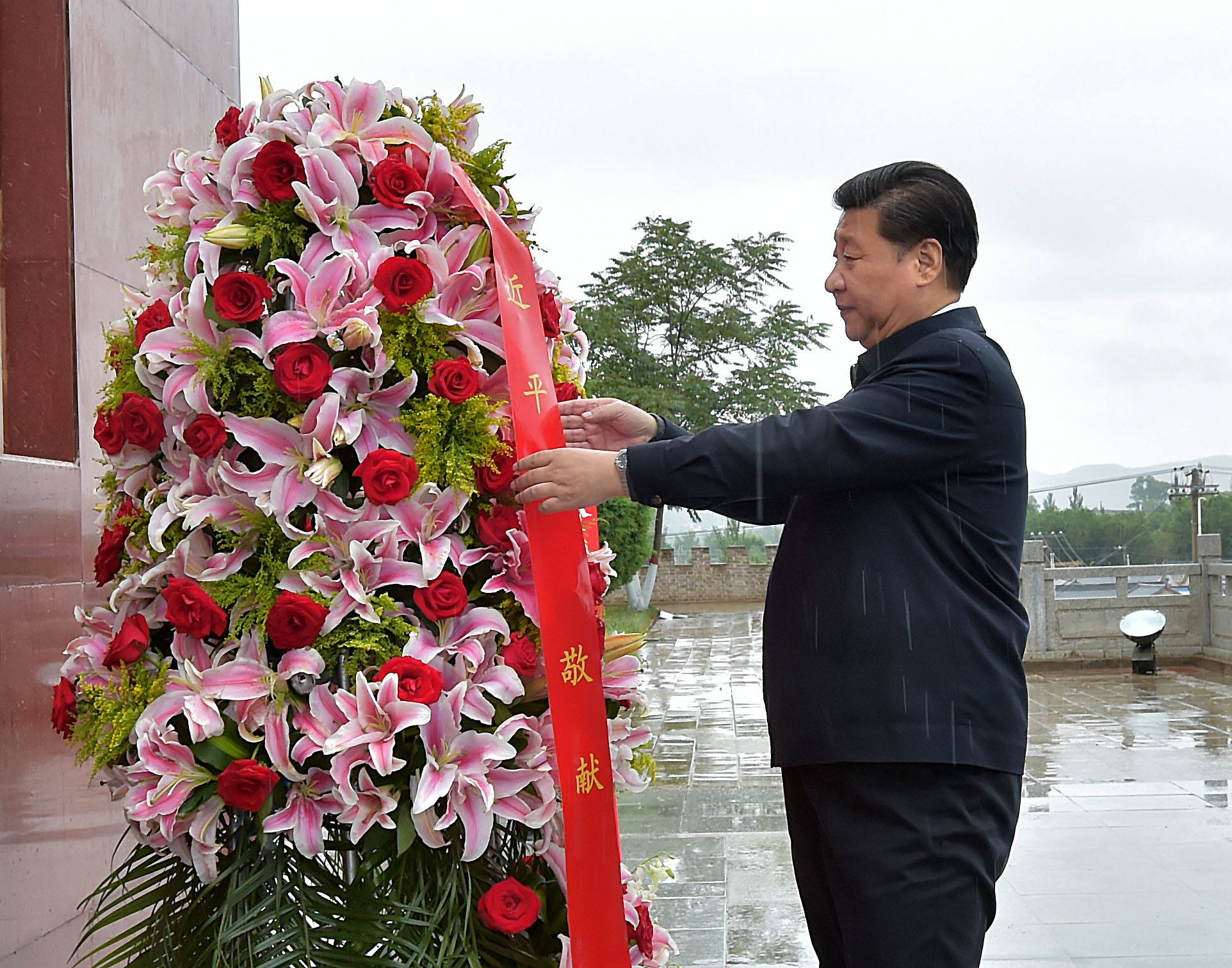 △ 2016年7月18日，习近平总书记来到宁夏固原市西吉县将台堡，向红军长征会师纪念碑敬献花篮。