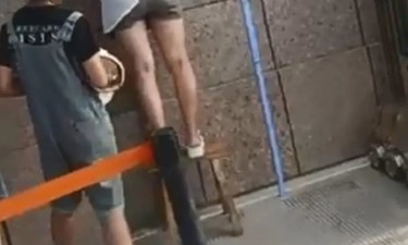 河南一中学缴费窗口近2米高，家长踩凳子交钱，网友调侃“门槛太高”