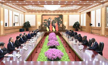 习近平会见莫桑比克总理莱维