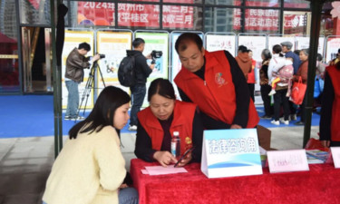 贺州市司法局联合平桂区多部门开展“欢歌三月 法治暖心”普法志愿者基层行活动