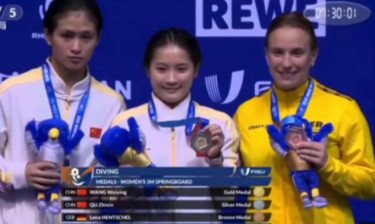 王伟莹、屈芷欣分获大运会跳水女子三米板冠亚军
