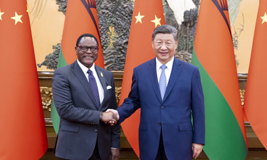 习近平会见马拉维总统查克维拉