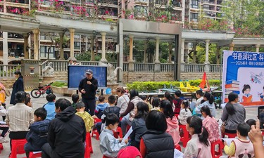 南宁一小区将阅读角与航模科技展搬到了小区广场