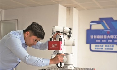 从拧螺丝到指挥机器人，这位28岁“老”工匠不简单 | 聚焦广西工匠