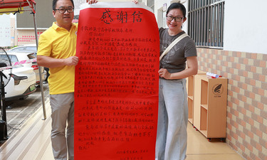 邕宁高中：毕业生家长登门送手写感谢信