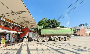重卡满电，司乘暖心——国道324线这座驿站让长途不再焦虑