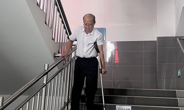 高考前夕，南宁这位老师拄拐为学生上课